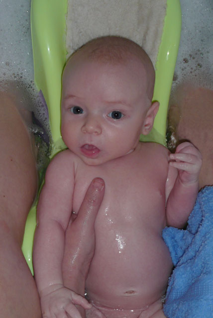 Florian ist 2 Monate alt und badet mit Mama