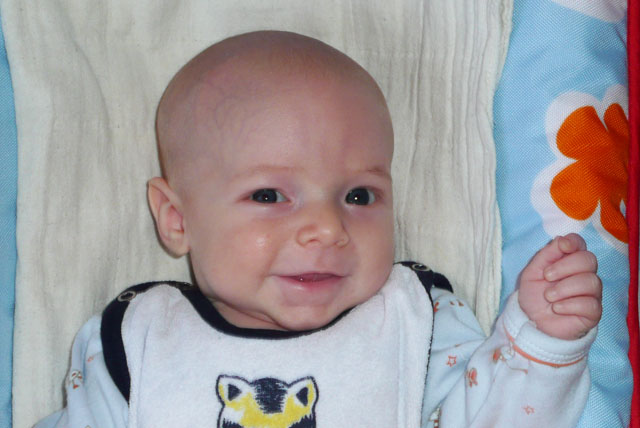 Florian ist 2 Monate alt und grinst