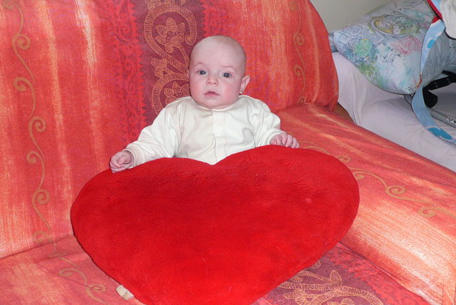 Florian knapp 4 Monate alt und versucht zu sitzen