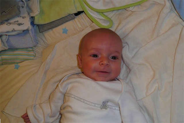 Florian ist 50 Tage alt und grinst ganz süss