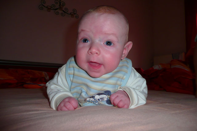 Florian am Bauch liegend