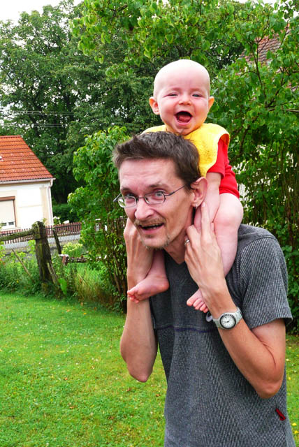 Florian auf Papas Schultern