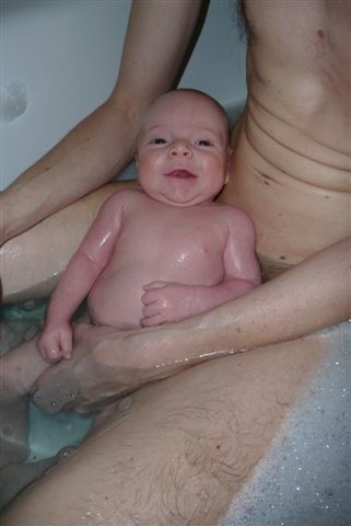 Florian badet mit Papa