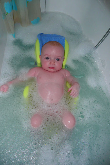 Florian in der Badewanne, ganz reladex