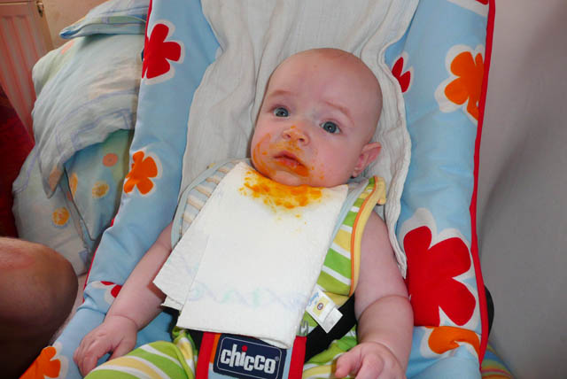 Florian bei seinem ersten Karottenbrei