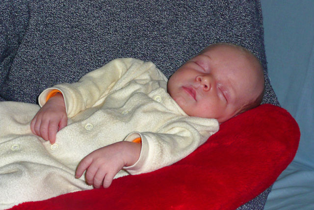 Florian schläft ganz friedlich und zufrieden