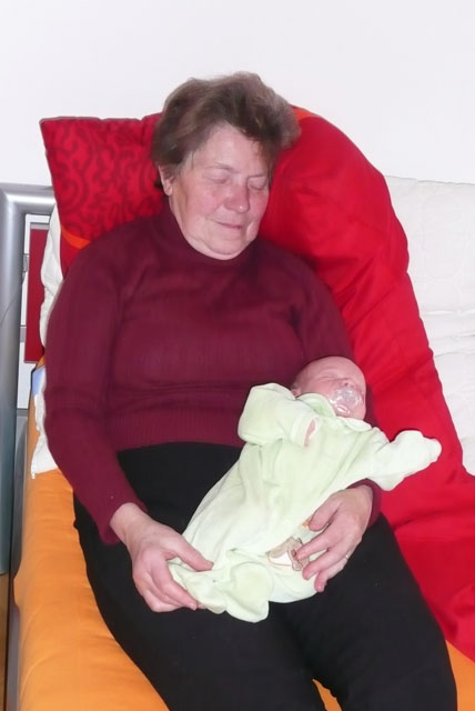 Florian, schlafen bei Oma