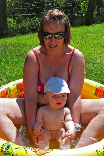 Florian und Mama planschen im Pool